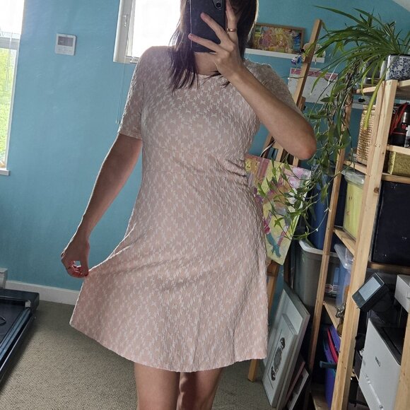 Stunning light pink mini fit & flare dress, white geometrical pattern, size UK10 - Picture 2 of 8
